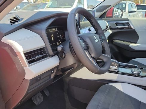 New 2025 Mitsubishi Outlander SE image 8