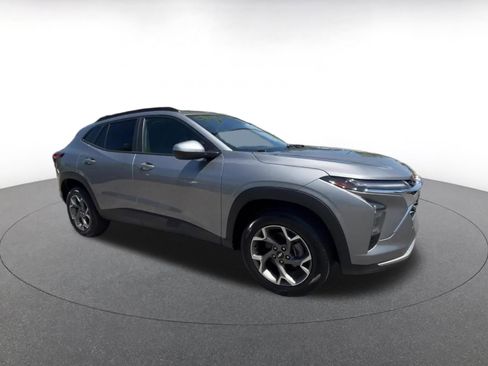 Used 2025 Chevrolet Trax LT image 2