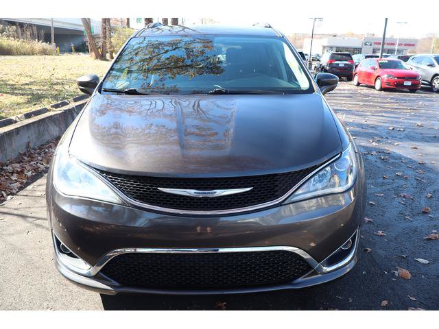 Used 2017 Chrysler Pacifica Touring-L FWD image 2