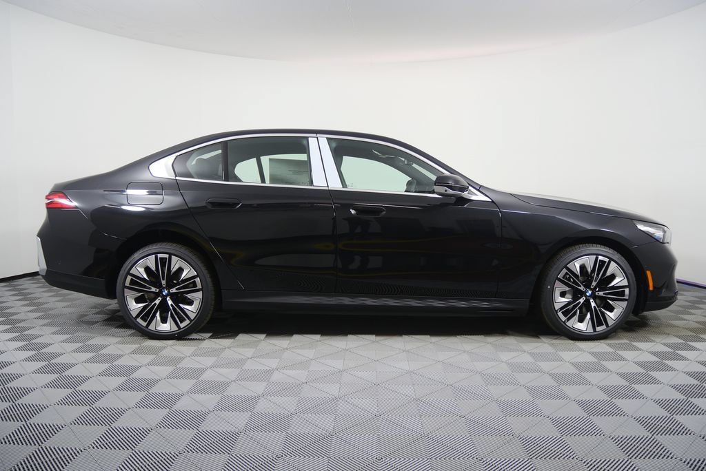Used 2026 BMW i5 eDrive40 w/ Premium Package RWD image 6