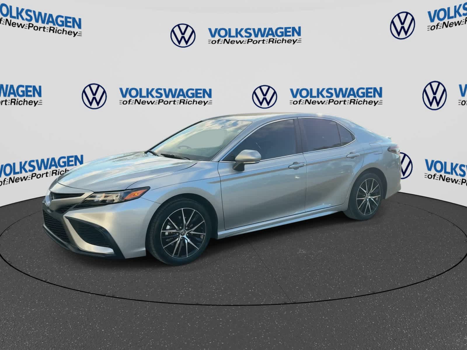 Used 2023 Toyota Camry SE FWD image 4