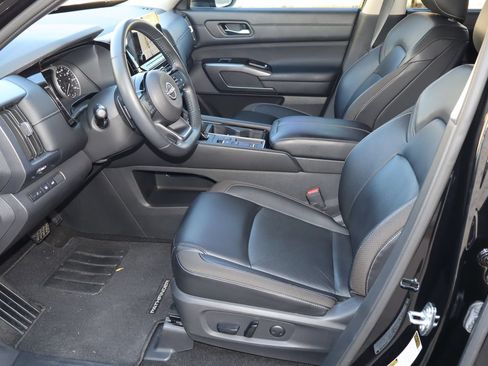 Used 2024 Nissan Pathfinder SL w/ Lighting Package (N92) FWD image 16