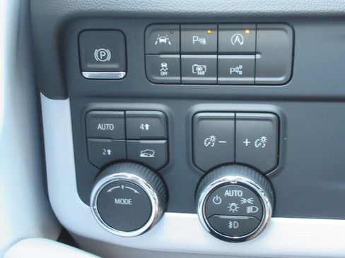 Used 2026 Chevrolet Suburban Premier AWD/4WD image 22