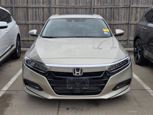 Used 2018 Honda Accord Touring image 2