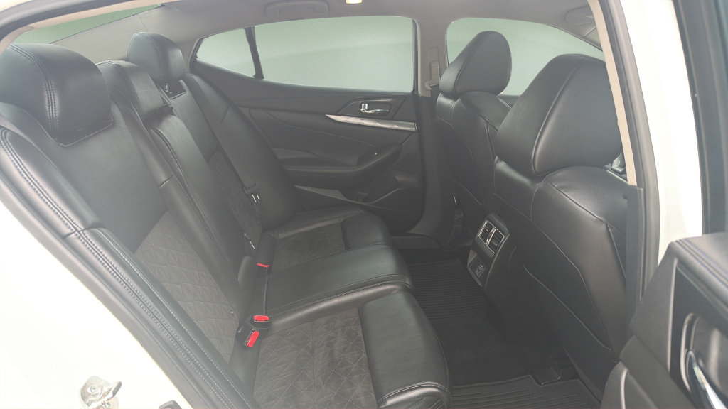 Used 2018 Nissan Maxima SR w/ Interior Lighting Package FWD image 12