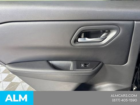 Used 2025 Nissan Rogue SV image 25