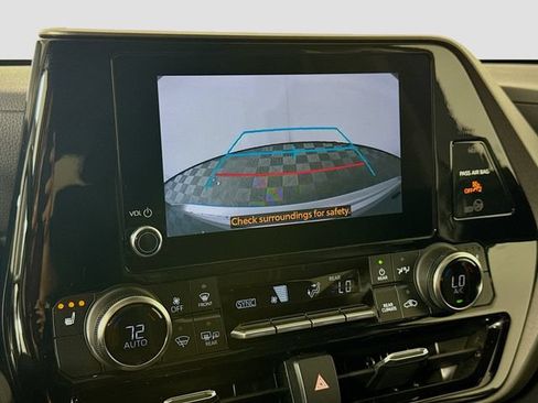 Used 2023 Toyota Highlander XLE FWD image 23