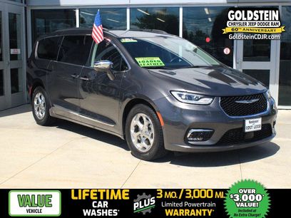 Used 2022 Chrysler Pacifica Limited w/ Uconnect Theater Family Group
