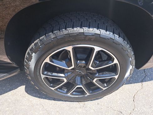 Used 2021 Chevrolet Suburban RST w/ Luxury Package AWD/4WD image 36