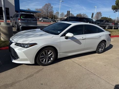 Used 2020 Toyota Avalon XLE image 2