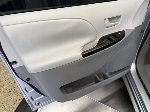 Used 2011 Toyota Sienna LE image 15