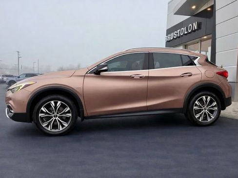 Used 2017 INFINITI QX30 Premium w/ Navigation Package image 7