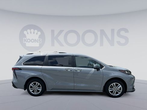 Used 2022 Toyota Sienna XLE Woodland Edition AWD/4WD image 8