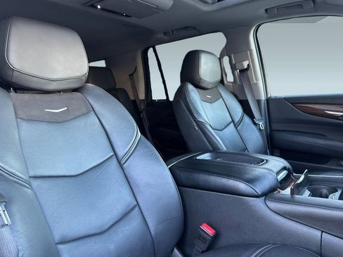 Used 2015 Cadillac Escalade Luxury image 32