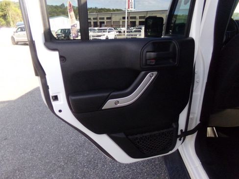 Used 2017 Jeep Wrangler Unlimited Sahara image 34