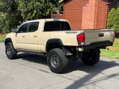 Used 2018 Toyota Tacoma TRD Off-Road AWD/4WD image 4