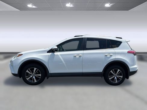 Used 2018 Toyota RAV4 XLE AWD/4WD image 2
