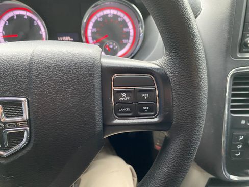 Used 2019 Dodge Grand Caravan SE w/ UConnect Hands-Free Group image 17