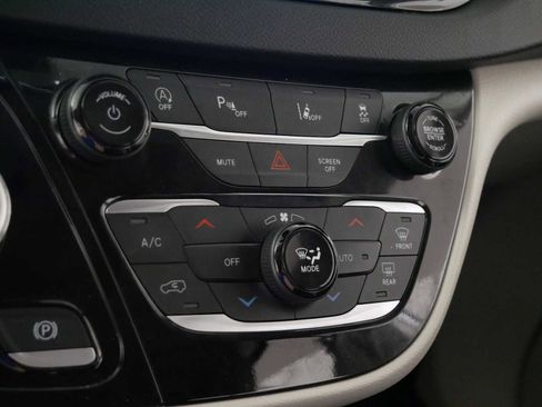 Used 2024 Chrysler Pacifica Touring-L FWD image 23