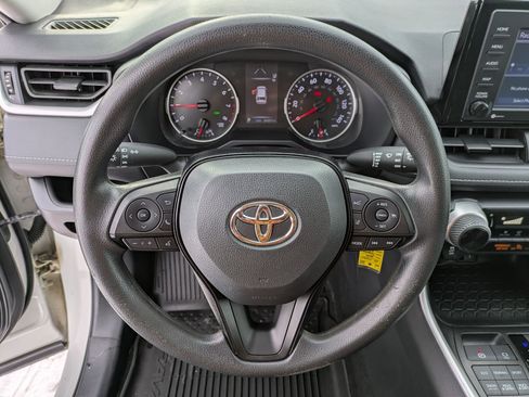 Used 2021 Toyota RAV4 LE image 9