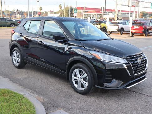 Used 2025 Nissan Kicks Play S image 9