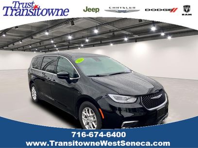 Used 2025 Chrysler Pacifica Select
