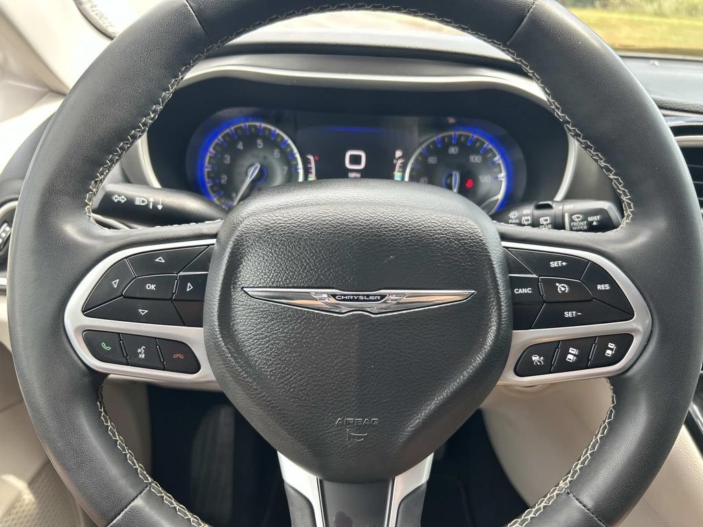 Used 2022 Chrysler Pacifica Touring-L FWD image 39