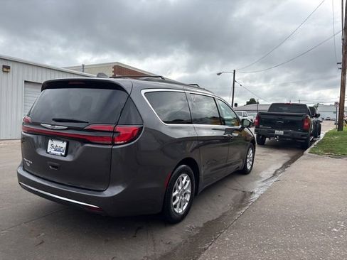 Used 2022 Chrysler Pacifica Touring-L FWD image 7