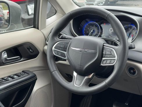Used 2022 Chrysler Pacifica Touring-L FWD image 15