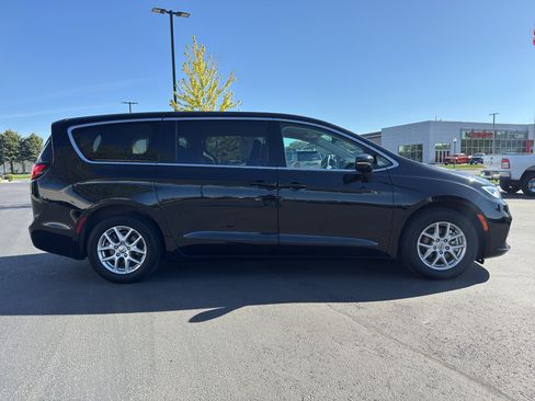 Used 2024 Chrysler Pacifica Touring-L FWD image 2