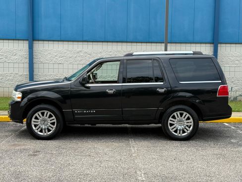 Used 2011 Lincoln Navigator 2WD w/ Monochrome Appearance Pkg image 8