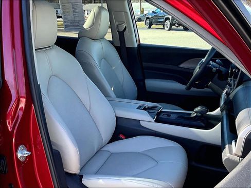 Used 2024 Toyota Grand Highlander XLE image 11