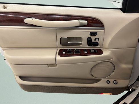 Used 2003 Lincoln Town Car Signature image 23