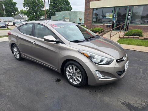Used 2014 Hyundai Elantra SE w/ Option Group 02 FWD image 2