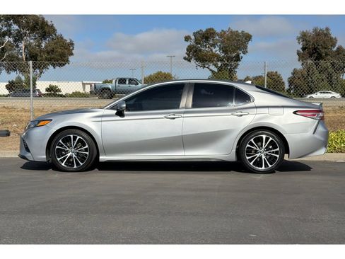 Used 2019 Toyota Camry SE FWD image 7