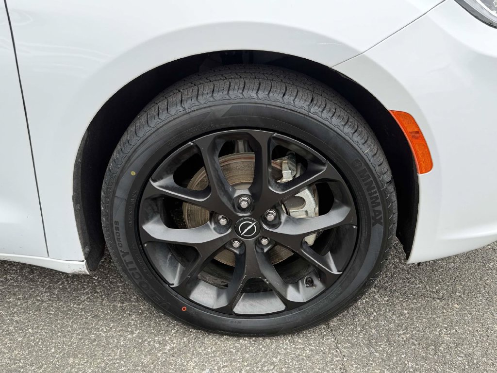 Used 2025 Chrysler Pacifica Limited FWD image 7