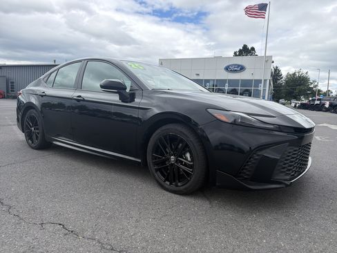 Used 2025 Toyota Camry SE FWD image 1