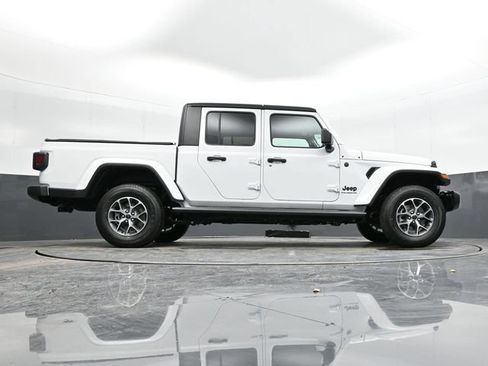 Used 2024 Jeep Gladiator Sport AWD/4WD image 39