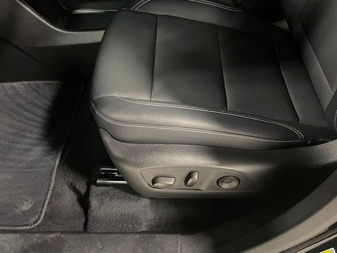 Used 2026 Chevrolet Traverse LT image 23