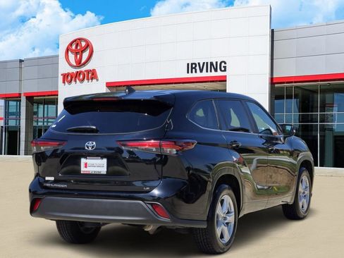 Used 2024 Toyota Highlander LE FWD image 4