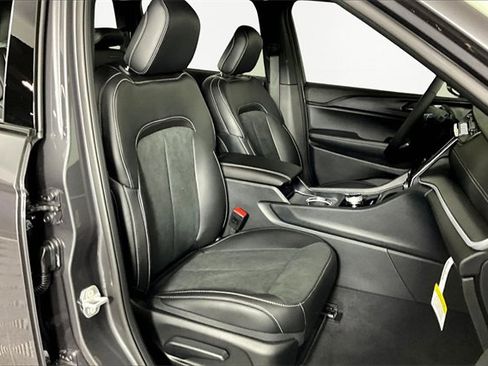 New 2025 Jeep Grand Cherokee Laredo image 12