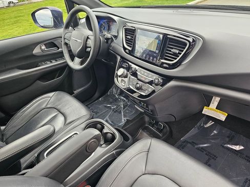 Used 2020 Chrysler Pacifica Touring-L Plus w/ Advanced Safetytec Group FWD image 10
