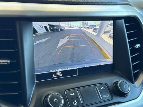 Used 2022 GMC Acadia SLE w/ Driver Convenience Package FWD image 22