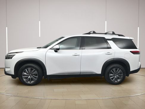 Certified 2025 Nissan Pathfinder SV FWD image 4