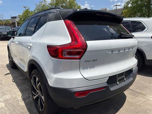 Used 2022 Volvo XC40 T4 R-Design w/ Advanced Package FWD image 4