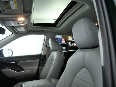 Used 2023 Toyota Highlander XLE AWD/4WD image 20