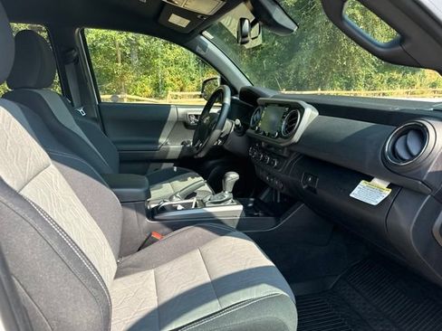 Used 2022 Toyota Tacoma TRD Sport w/ Black Out Package (TMS) AWD/4WD image 25