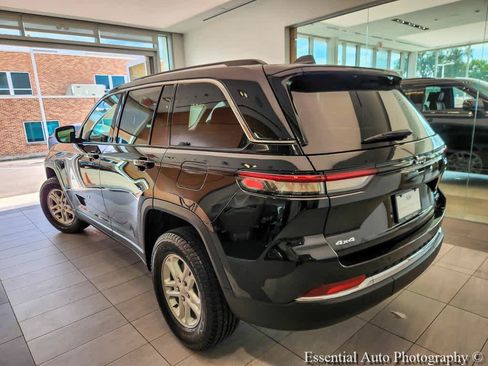 Used 2023 Jeep Grand Cherokee Laredo AWD/4WD image 8