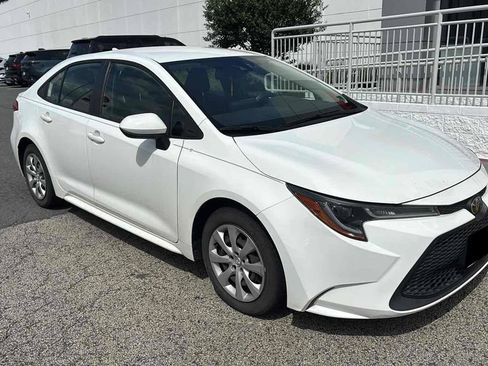 Used 2022 Toyota Corolla LE FWD image 3