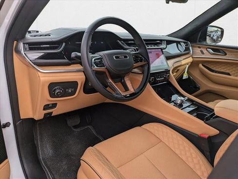 New 2025 Jeep Grand Cherokee Summit image 3